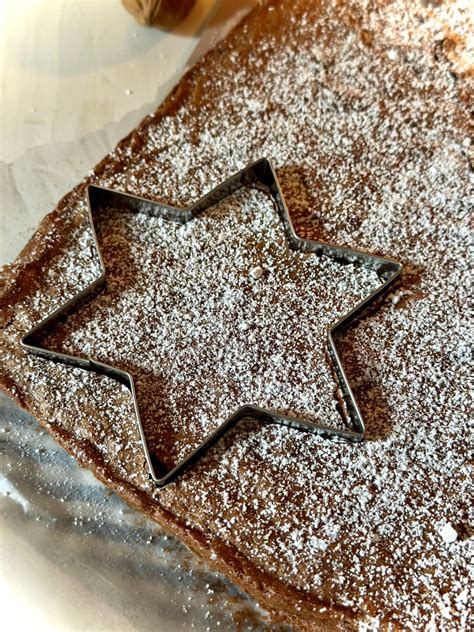 Brownie Sterne mit Puderzucker-Dekoration