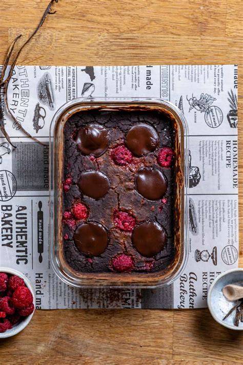 Brownie in Form mit Kinderschokolade-Stücken