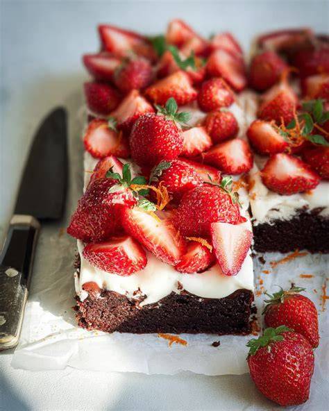 Brownie mit Kugel Eis und Erdbeeren