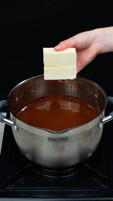 Brownie-Boden: geschmolzene Schokolade mit Butter, Eiercreme, Mehl-Kakao-Siegel