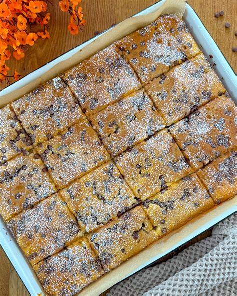 Brownie-Quadrate mit gehackten Nüssen und Schokodrops