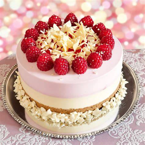 Brownie-Schokoladenmousse-Torte mit weißer Schokodekoration