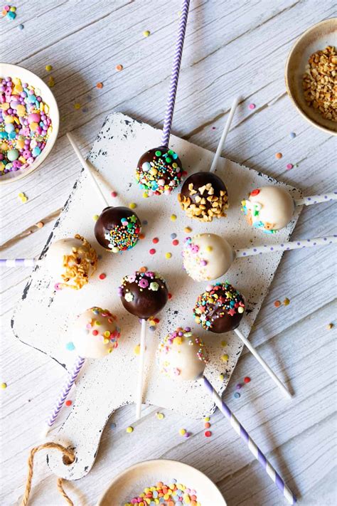 Brownie-Stücke und Cake Pops auf einem Kindergeburtstagsbuffet