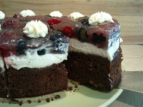 Brownie-Torte mit Beeren