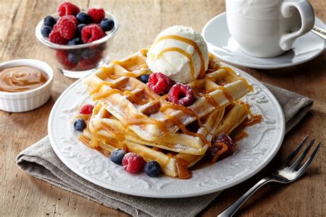 Brownie-Waffeln mit Karamellsoße und Beeren