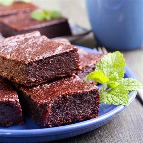 Brownies aus Backmischung, angerichtet auf einem Teller