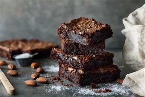 Brownies im Anschnitt mit Zutaten-Callouts (Mandelmehl, Erythrit, Zartbitter)