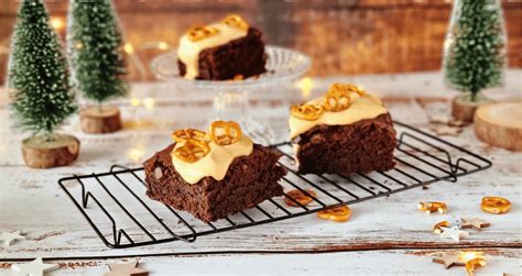 Brownies mit Dunkelbier, Karamellcreme und Salzbrezeln als Topping