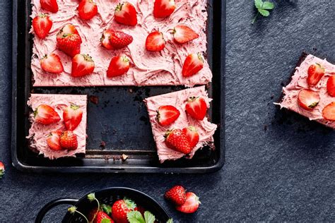 Brownies mit Erdbeer-Ganache und frischen Erdbeeren