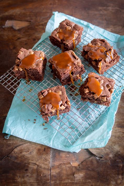 Brownies mit Karamellsauce bestrichen und in kleine Stücke geschnitten