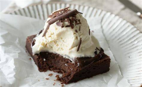 Brownies mit Puderzucker und Vanilleeis