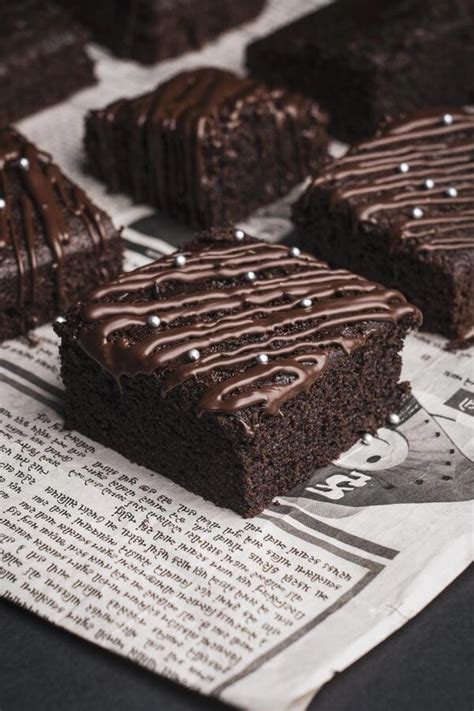 Brownies mit verschiedenen Toppings, z. B. Nüssen und weißer Schokolade