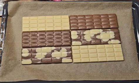 Bruchschokolade auf Backblech mit bunten Streuseln