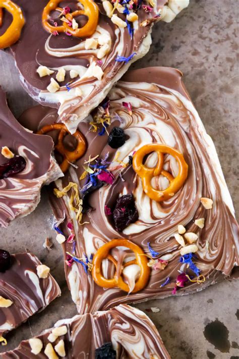 Bruchschokolade mit Streuseln und Brezeln