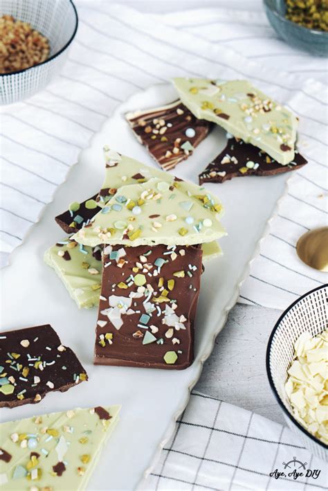 Bruchschokolade mit bunten Dekoren und Marmormustern