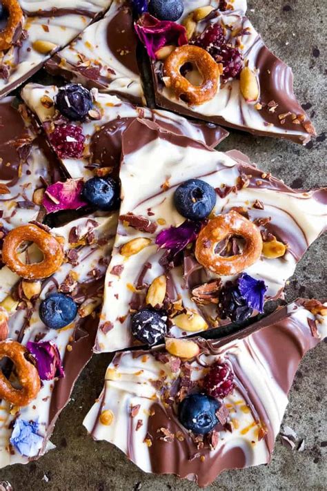 Bruchschokolade mit bunten Swirls und Toppings