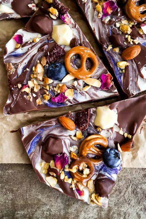 Bruchschokolade mit bunten Toppings