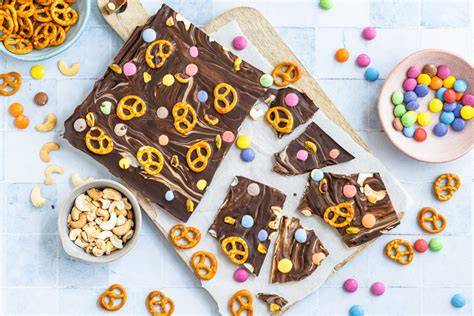 Bruchschokolade mit bunten Toppings auf Backpapier