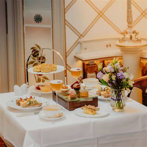 Brunch und Afternoon Tea im prunkvollen Salon