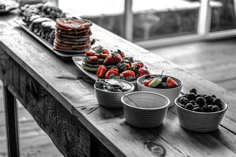 Brunch-Buffet mit süßen und herzhaften Speisen