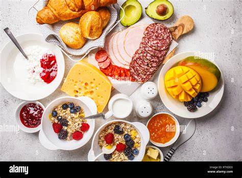 Brunch-Szene mit Croissants, Marmelade, Butter und Obst