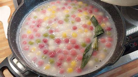 Bua Loy: bunte Reisbällchen in Kokosmilch