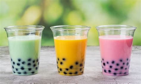 Bubble Tea im Glas mit braunen Zucker-Tapiokaperlen - Serviervorschlag