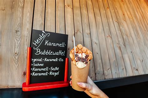 Bubble Waffel mit Toppings und Espresso im Café
