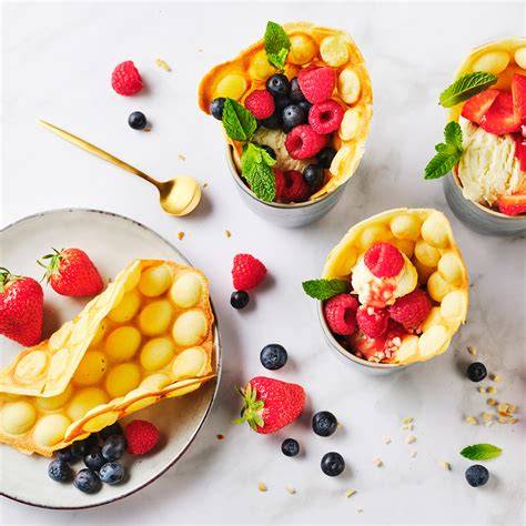 Bubble Waffel mit verschiedenen Toppings und frischen Früchten