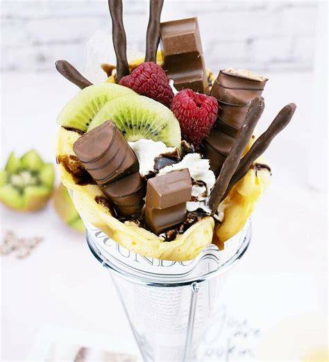 Bubble Waffeln mit Eis und Früchten, serviert im Café