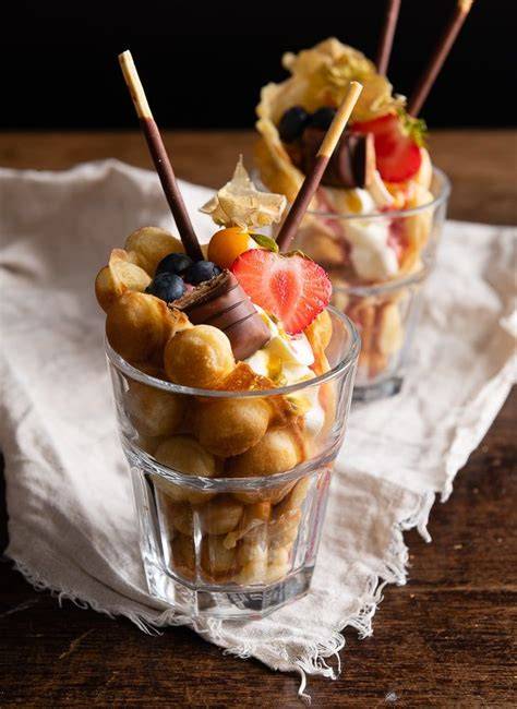 Bubble Waffle mit Früchten und Sahne