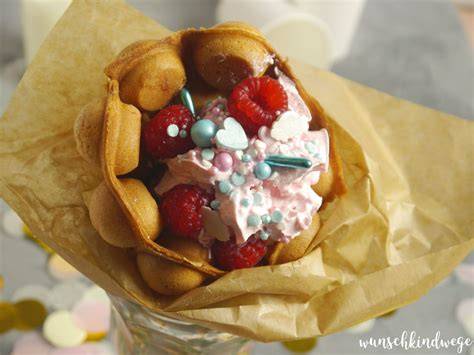 Bubble Waffle mit frischem Obst und Schokolade auf der Hand