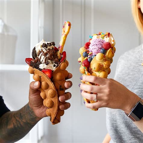 Bubble Waffles mit Eis und Früchten