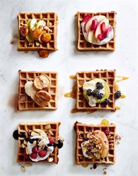 Bubble Waffles mit verschiedenen Toppings auf einem Teller