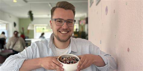 Bubble-Waffel „Beerenzauber“ mit Beerenmix und Soft-Eis im Café Ohana