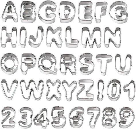 Buchstaben Ausstecher verschiedener Größen und Materialien