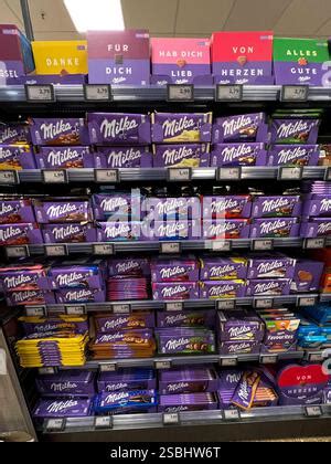 Buchstaben-Schokolade im Supermarktregal