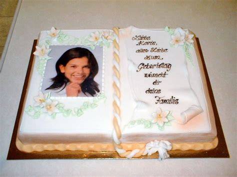 Buchtorte fertig dekoriert mit Fondantseiten und gemaltem Buchrücken