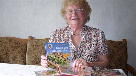 Buchvitrine mit Gudrun Dietze Werken