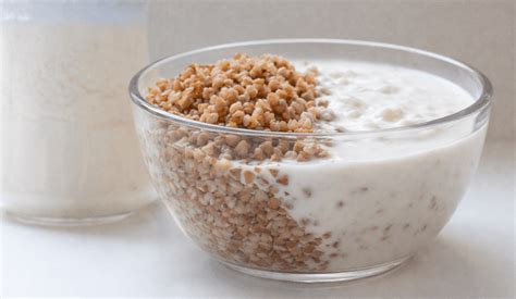 Buchweizen, Kefir und Honig in Schüssel