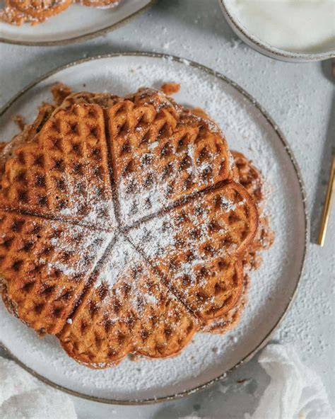 Buchweizen Waffeln mit Chia-Waldbeer-Sauce - vegane Alternative