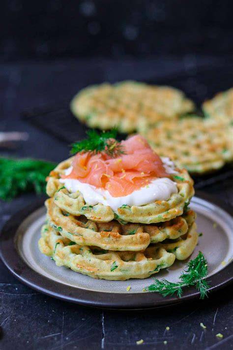 Buchweizen-Herzwaffeln mit Lachs und Dill-Schmand