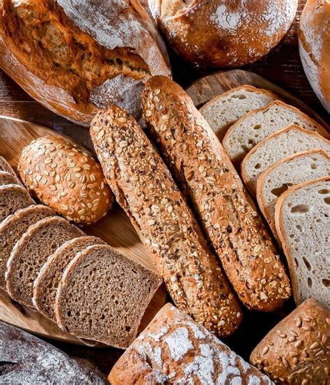 Buchweizenkörner und verschiedene Mehlarten für glutenfreie Backwaren
