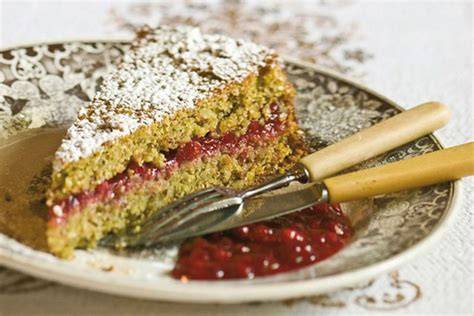 Buchweizentorte mit Preiselbeermarmelade geschichtet
