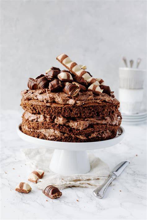 Bueno-Torte aufgeschnitten mit Creme und Bueno-Deko