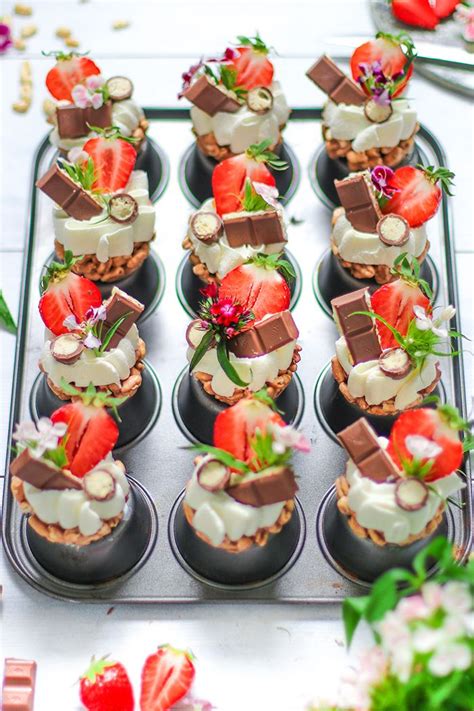 Buffet mit Cupcakes, Tartelettes und Kuchen