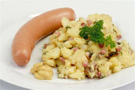 Buffet mit DDR-Klassikern: Kartoffelsalat und Bockwurst