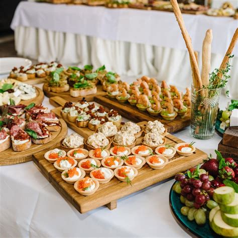 Buffet mit Dessertgläsern für große Gruppen