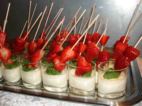 Buffet mit Fingerfood-Desserts und kleinen Gläsern