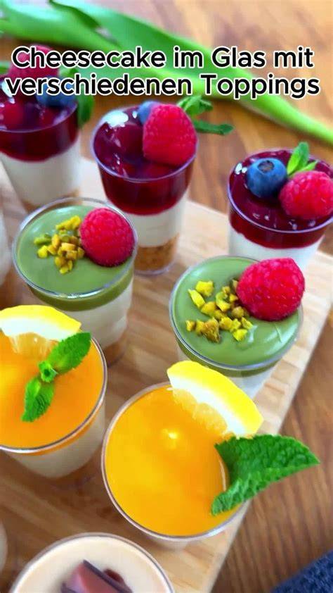 Buffet mit unterschiedlichen Keto-Desserts im Glas